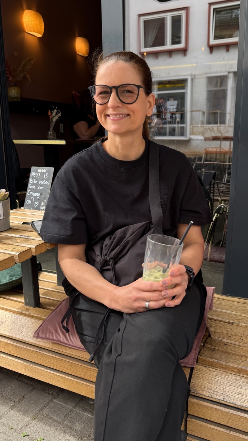 Sonja Oehl vor dem Studio